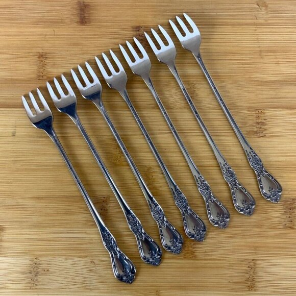 Oneida Distinction Deluxe Kennett Square Lot of 7 Cocktail Forks Stainless Steel - Picture 2 of 4